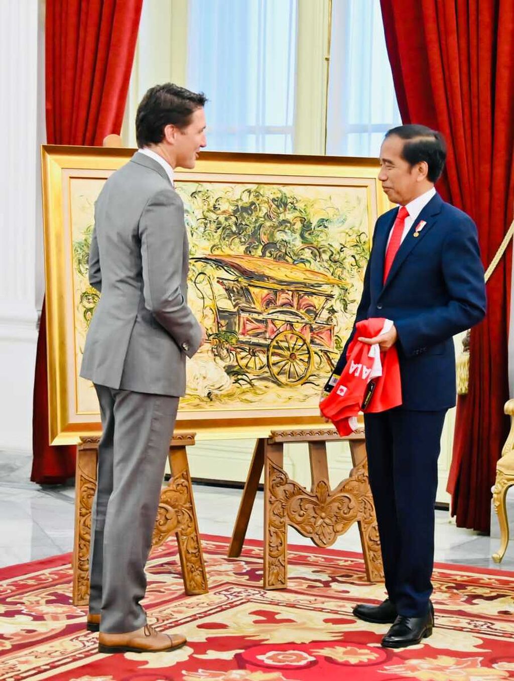 Presiden Jokowi juga memperlakukan tamu negara yang hadir di KTT ASEAN secara istimewa, seperti ketika menyambut kunjungan Perdana Menteri Kanada Justin Trudeau dan memberikan hadiah berupa lukisan karya Men Sagan di Istana Merdeka, Jakarta, Selasa (5/9/2023).