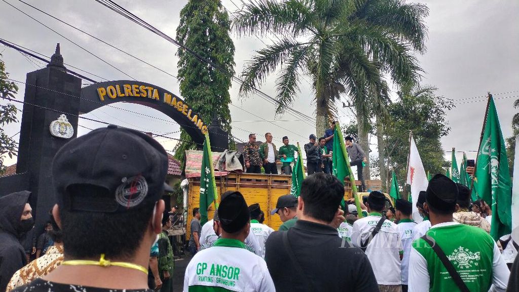 Demo menolak penambangan bahan galian C di depan Mapolresta Magelang, Jateng, Jumat (24/2/2023).