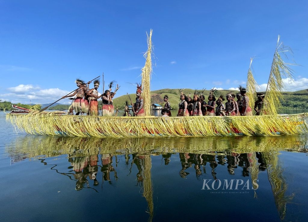 Sanggar Yonokong Manaya menampilkan tari Isosolo (dalam pelafalan di wilayah Sentani bagian barat disebut sebagai tari Isoro) di Kampung Kwadeware, Distrik Waibu, Kabupaten Jayapura, Papua, Sabtu (10/8/2024).