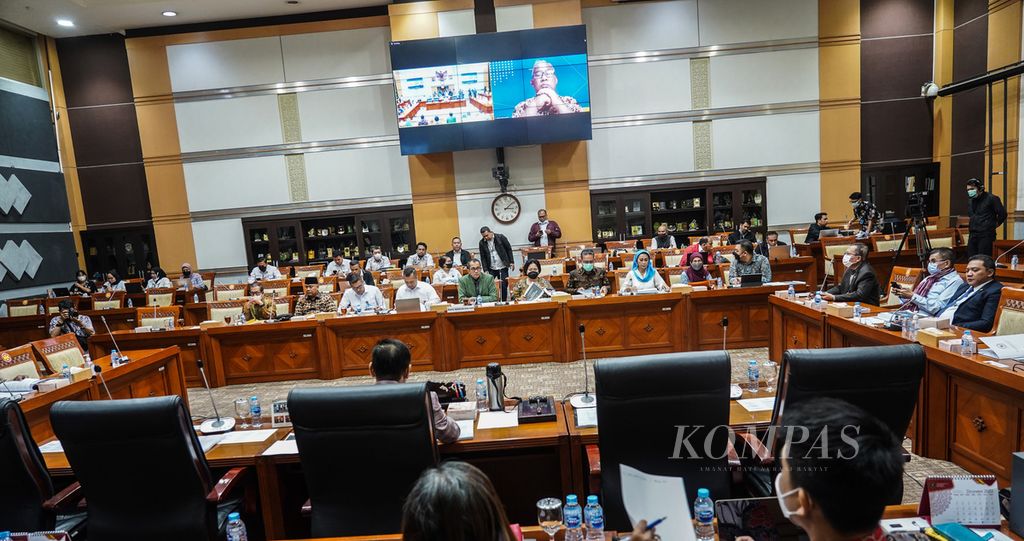 Suasana ketika digelar rapat kerja antara Komisi III DPR dengan Kementerian Hukum dan Hak Asasi Manusia membahas RKUHP di Ruang Rapat Komisi III DPR, Jakarta, Rabu (9/11/2022). 