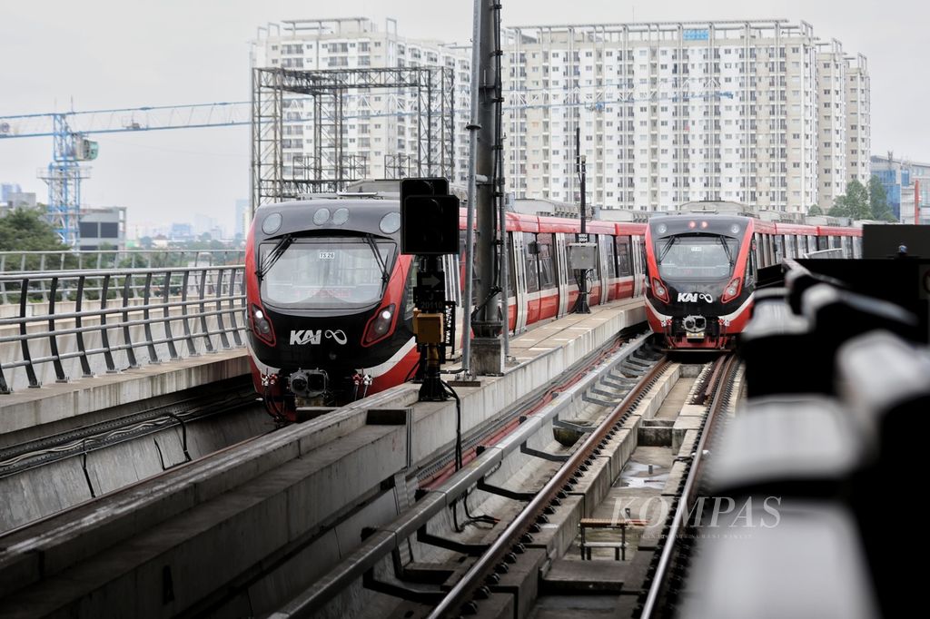 Kereta LRT tiba di Stasiun LRT Cawang, Jakarta, Jumat (1/3/2024). PT LRT menambah 44 perjalanan mulai 1 Maret 2024.