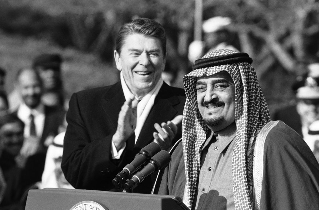 Presiden Amerika Serikat Ronald Reagan (kiri) dan Raja Fahd dari Arab Saudi di halaman Gedung Putih pada Februari 1985. Selama masa jabatannya, Reagan tersangkut dua masalah yang memicu penyelidikan oleh FBI.