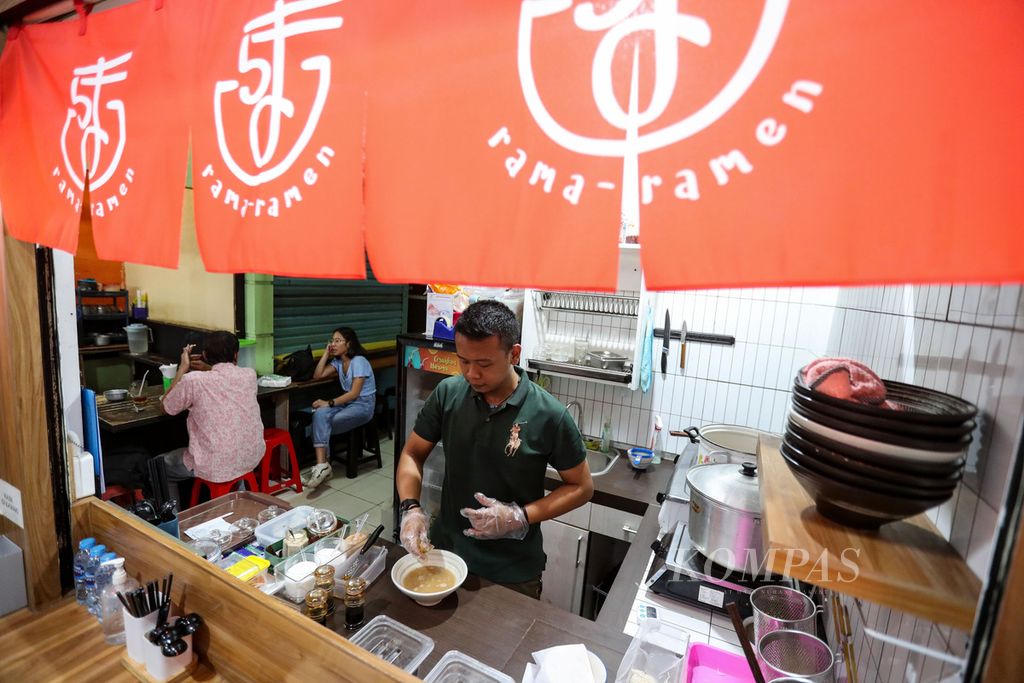 Pekerja menyiapkan ramen di kedai miliknya di Pasar Santa, Jakarta Selatan, Rabu (20/9/2023). 