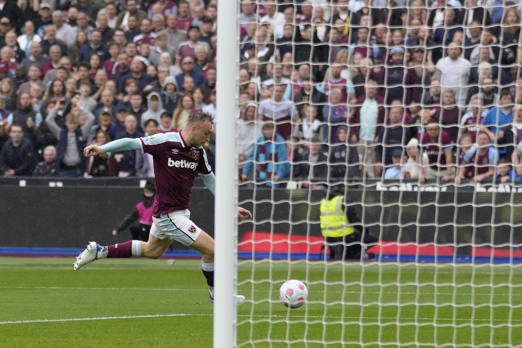 Pemain West Ham Jarrod Bowen mencetak gol pertama timnya saat melawan Manchester City pada laga Liga Inggris di Stadion London, Minggu (15/5/2022). Laga berakhir imbang 2-2. 