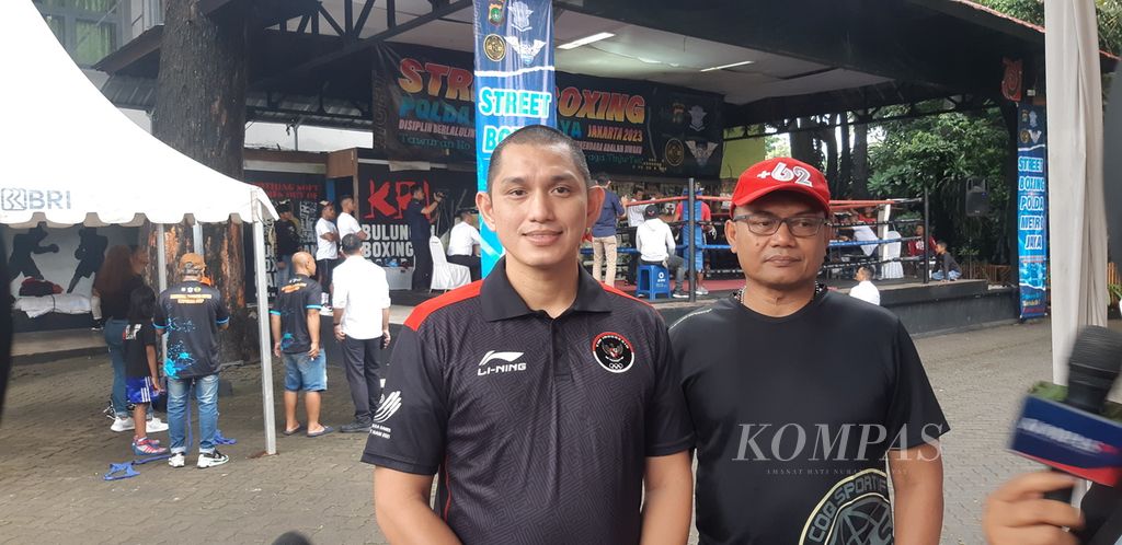 Ketua Panitia Street Boxing Polda Metro Jaya Komisaris Akasa Rambing (kiri).