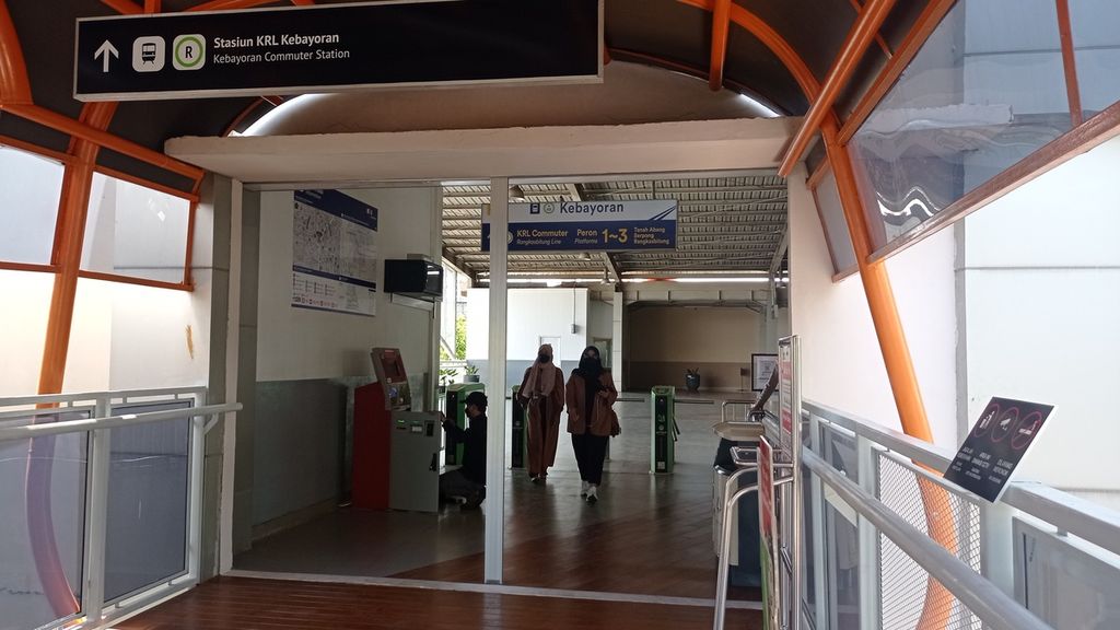Uji coba Skywalk Kebayoran, Jakarta, Minggu (22/1/2023). Skywalk ini menghubungkan Stasiun Kebayoran, Halte Velbak, dan Halte Pasar Kebayoran Lama.