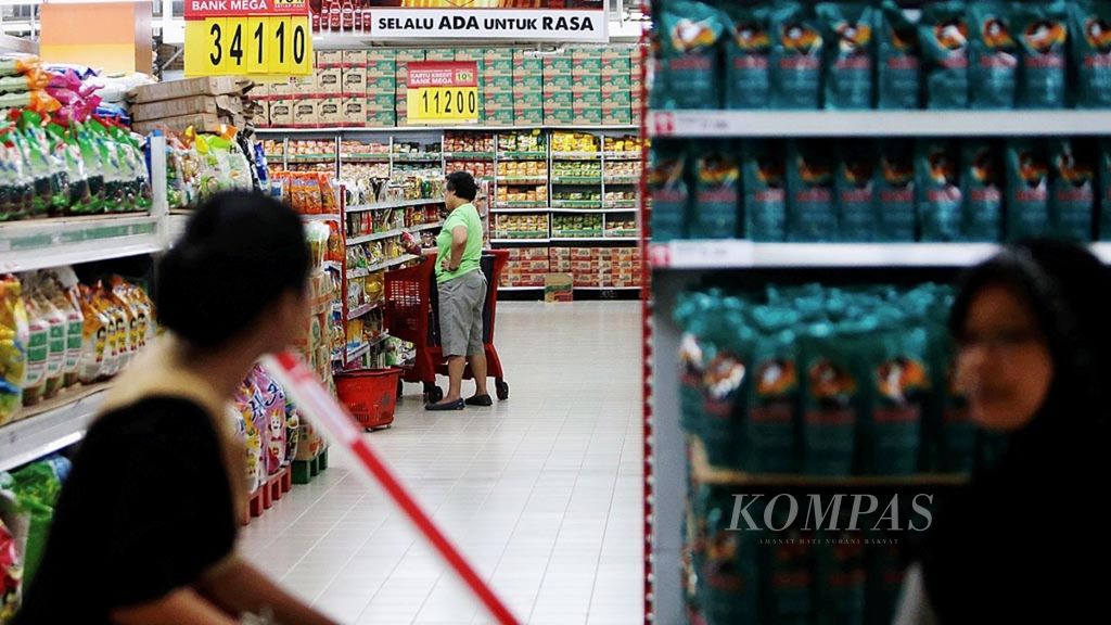 Konsumen berbelanja di pusat perbelanjaan ritel di kawasan Tebet, Jakarta Selatan. Kamis (27/7/20217). Berdasar data Asosiasi Pengusaha Ritel Indonesia, pertumbuhan belanja ritel pada Juni 2017 hanya tumbuh 5-6 persen, atau hanya separuh dari periode yang sama tahun lalu sebesar 11,75 persen. Kebutuhan pada pendidikan menjadi salah satu penyebab turunnya minat belanja barang pada masyarakat. 
