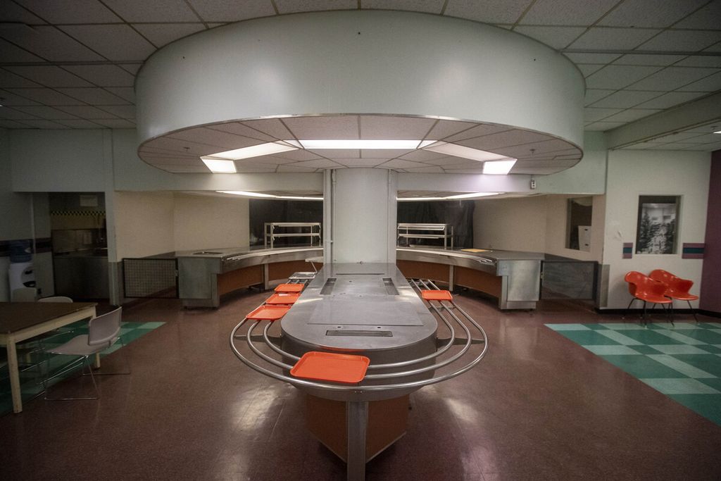 Dalam arsip foto yang diambil pada 5 Oktober 2022 ini terlihat ruangan kafetaria di dalam bunker yang kini menjadi Museum Perang Dingin Kanada, di Ottawa.  