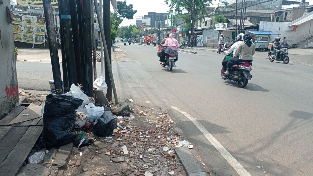 Tumpukan sampah di tepi Jalan Raya Kebayoran Lama, Jakarta, Selasa (25/4/2023).