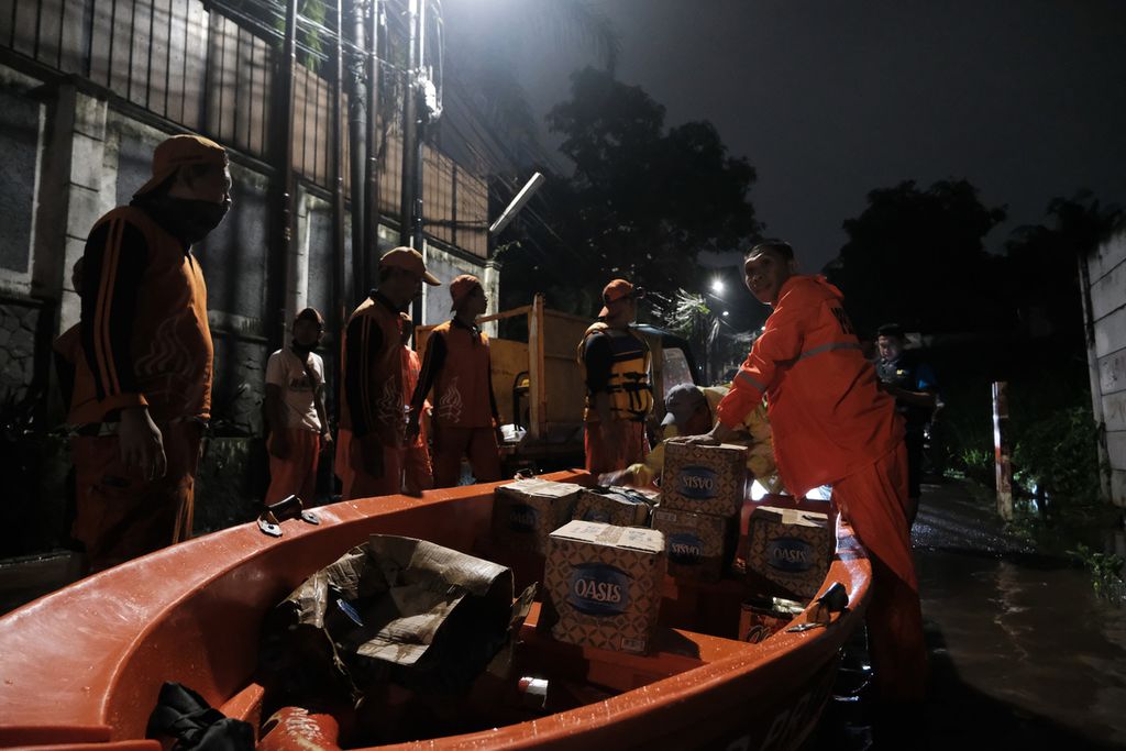Perahu penanganan prasarana dan sarana umum (PPSU) membawa air minum untuk warga yang terjebak banjir di Jalan Kenanga Terusan, Jakarta Selatan, Kamis (6/10/2022).