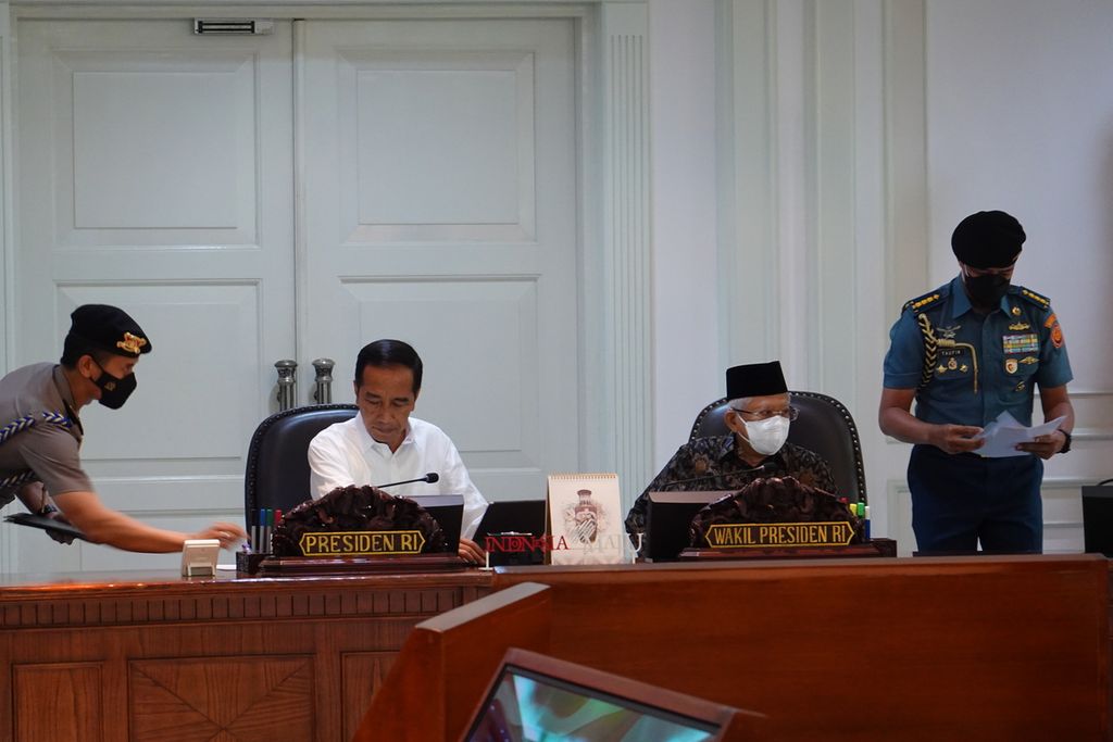 Presiden Joko Widodo dalam rapat terbatas yang digelar di Kantor Presiden, Jakarta, pada Senin (19/12/2022). 