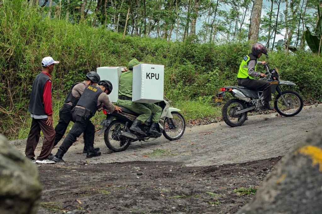 Desa Tempursari (Dusun Krajan): jalur putus karena abrasi pantai. Jalur alternatif harus melalui jalur gunung (jalan setapak) sejauh 8,5 kilometer dari PPK dan hanya bisa menggunakan kendaraan roda dua.