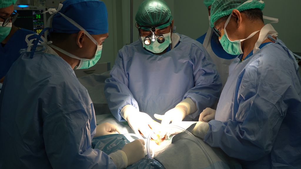 Tim dokter RSUP Dr Wahidin Sudirohusodo melakukan operasi transplantasi ginjal yang pertama di rumah sakit ini, Senin (27/11/2023). Operasi yang didampingi tim dari RSCM ini dinilai berhasil.