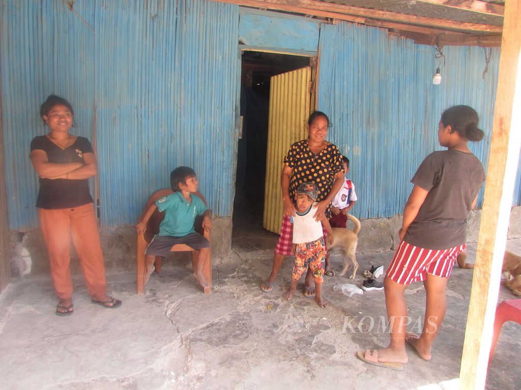 Salah satu rumah warga eks pengungsi Timor Timur di kamp Tua Pukan, berukuran 5 meter x 6 meter dengan 12 anggota keluarga di dalamnya. Tidak ada lahan untuk permukiman baru dan bertani, mereka beranak pinak sampai puluhan orang pun tetap tinggal di gubuk yang sama itu.