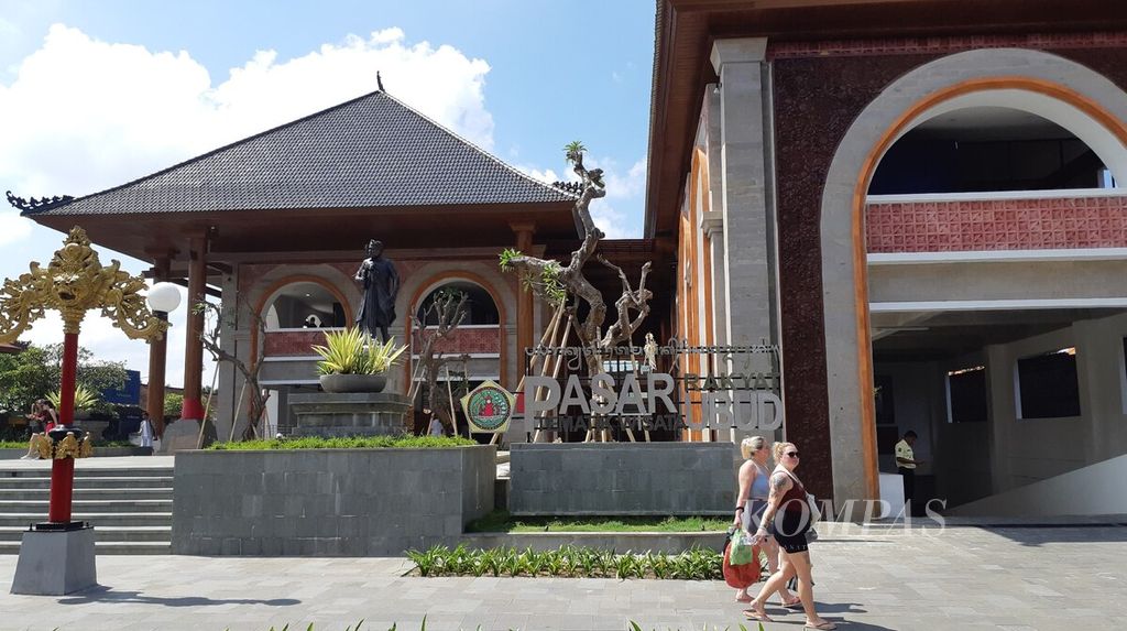 Suasana di area Pasar Rakyat Tematik Wisata Ubud, Ubud, Gianyar, Senin (24/4/2023). Patung sosok Tjokorda Gde Agung Sukawati menghias halaman depan pasar seni di Ubud, Gianyar. 