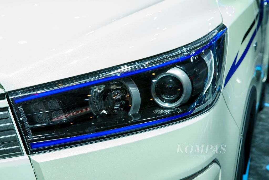 Detail lampu depan Toyota Kijang Innova EV Concept berbasis teknologi <i>battery electric vehicle</i> (BEV) dipamerkan pada Indonesia International Motor Show (IIMS) Hybrid yang diselenggarakan di JIExpo Kemayoran, Jakarta, Kamis (31/3/2022). 