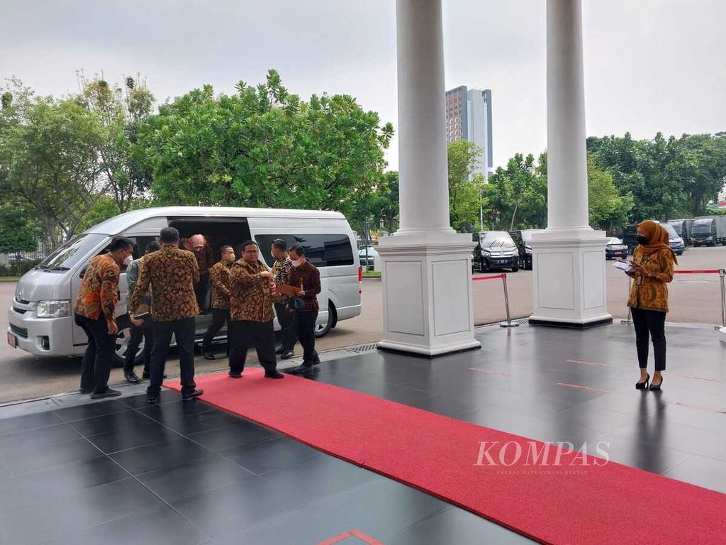 Jajaran Badan Pengawas Pemilu periode 2022-2027 saat tiba di kompleks Istana Kepresidenan, Jakarta, Kamis (22/9/2022),