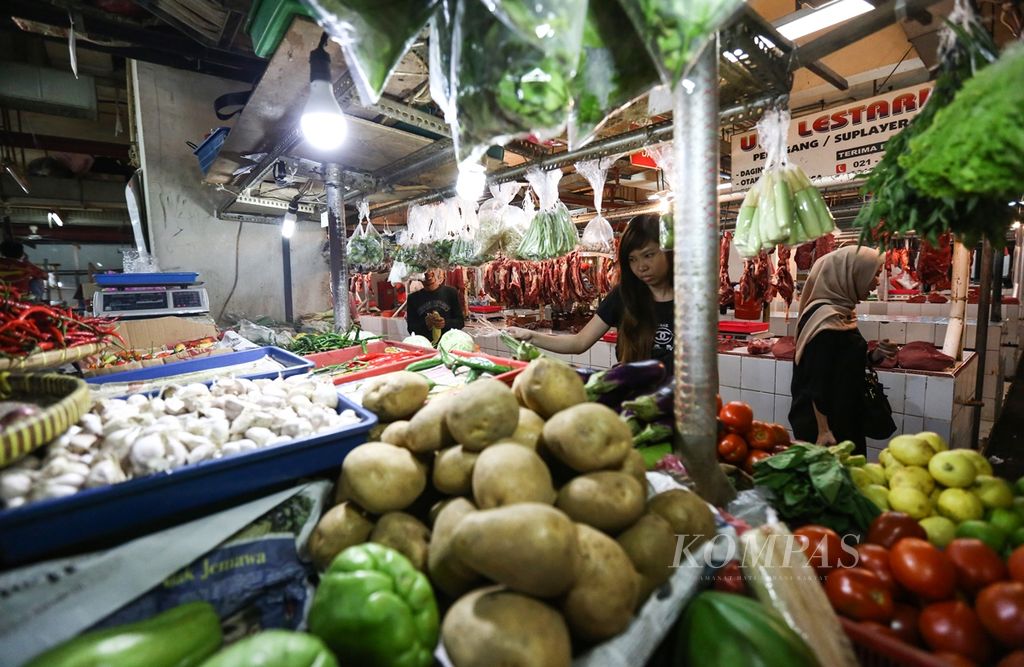 Pengunjung berbelanja sayur-mayur di Pasar Mayestik, Jakarta Selatan, Senin (2/9/2019). 