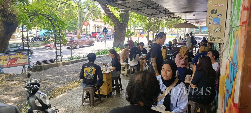 Salah satu menu sarapan yang bisa dicoba di Kota Malang, Jawa Timur, adalah sarapan bakpao dan <i>ngopi</i> di kawasan wisata tua Kayutangan.
