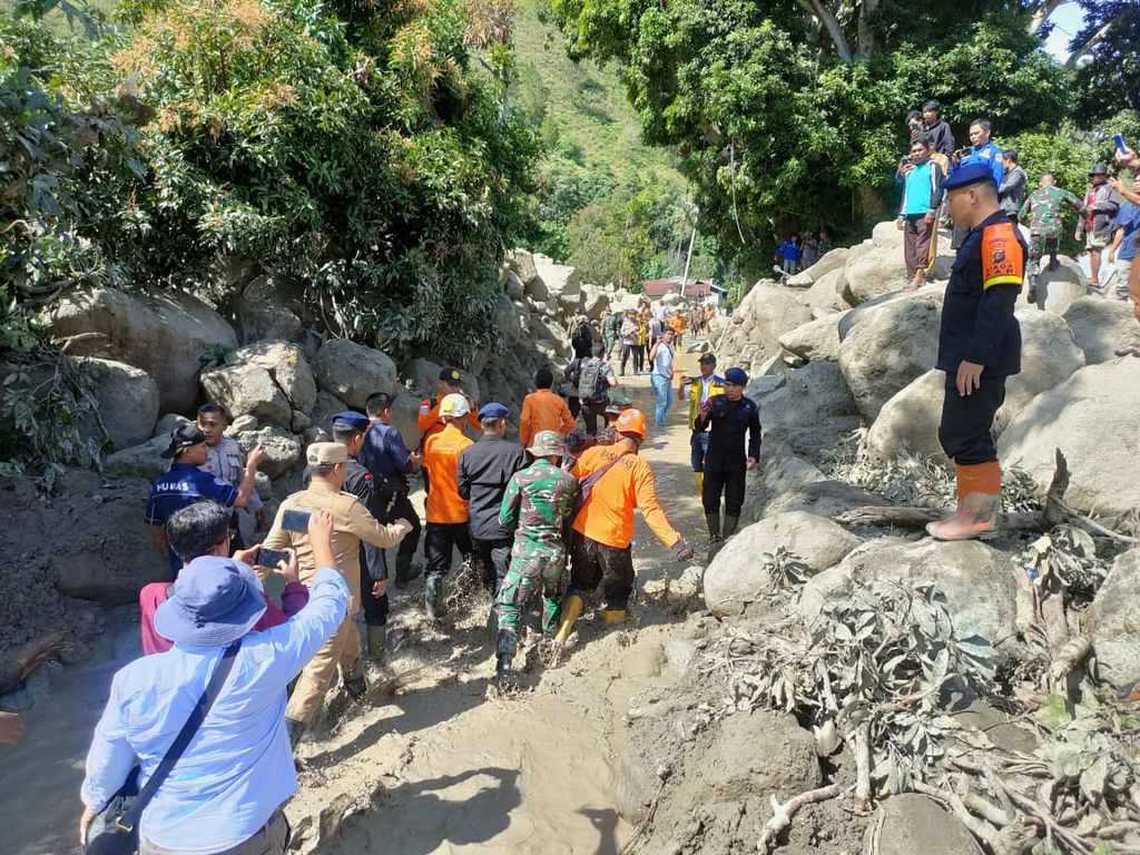 Tim pencarian dan pertolongan (SAR) gabungan mengevakuasi korban meninggal yang ditemukan di bawah batuan besar yang terbawa banjir bandang di Desa Simangulampe, Kecamatan Baktiraja, Kabupaten Humbang Hasundutan, Sumatera Utara, Senin (4/12/2023).