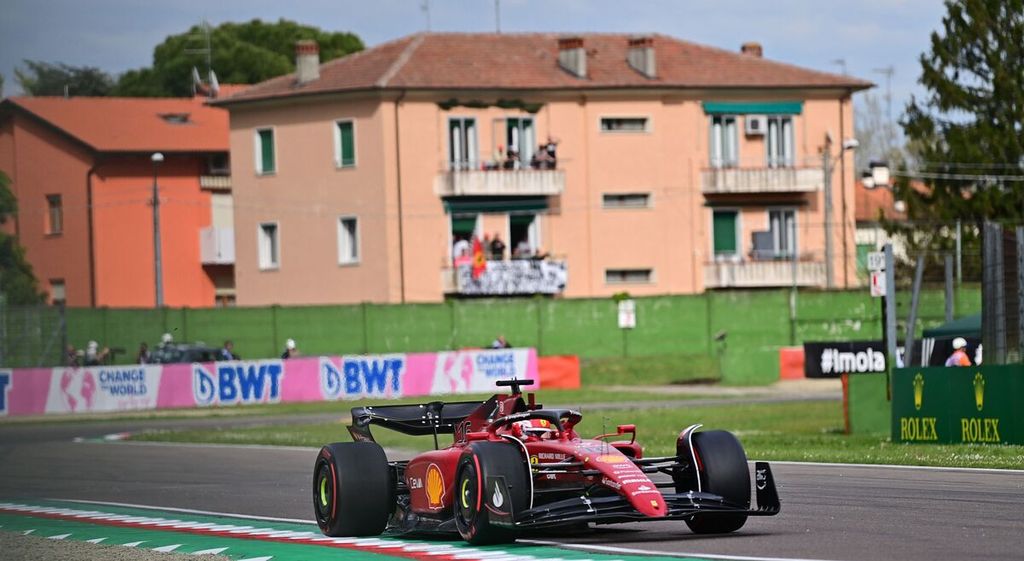 Pebalap Ferrari, Charles Leclerc, memacu mobilnya saat balapan sprint di Grand Prix Formula 1 seri Emilia Romagna di Sirkuit Imola, Italia, Sabtu (23/4/2022).