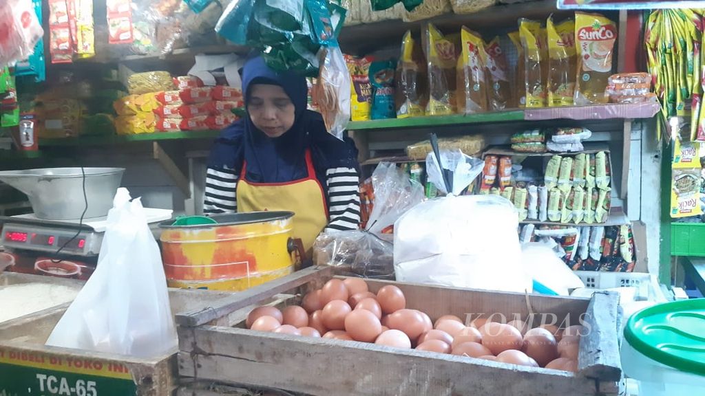 Jumirah (56) merapikan dagangan di kiosnya di Pasar Kliwon, Purwokerto, Banyumas, Jawa Tengah, Rabu (24/8/2022).