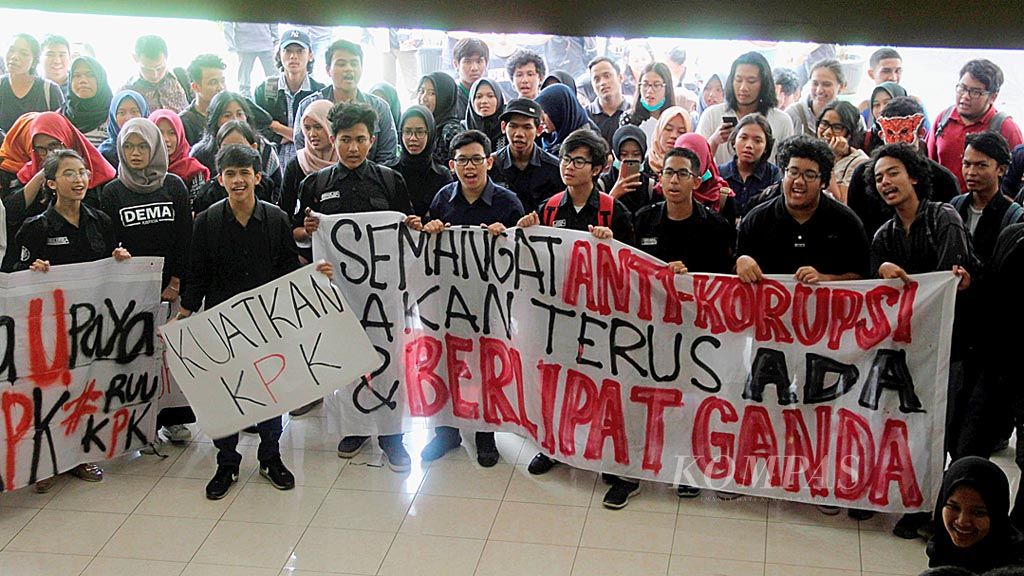 Para mahasiswa yang tergabung dalam Aliansi Mahasiswa Jogja Anti Korupsi menggelar demonstrasi menolak revisi Undang-Undang Nomor 30 Tahun 2002 tentang Komisi Pemberantasan Tindak Pidana Korupsi (UU KPK), Rabu (22/3), di kampus Fakultas Hukum Universitas Gadjah Mada (FH UGM),  Yogyakarta. Aksi itu  bersamaan dengan seminar nasional di kampus FH UGM yang digelar Badan Keahlian DPR untuk menyosialisasikan dan menyerap aspirasi mengenai rencana revisi UU KPK.