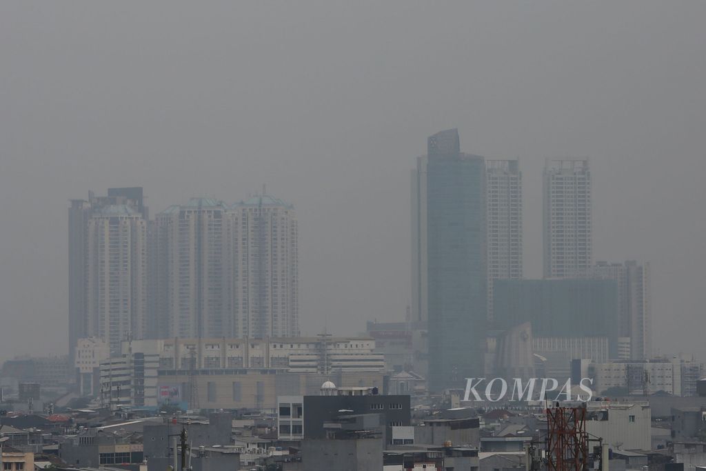 Pemandangan gedung-gedung bertingkat yang diselimuti kabut polusi udara di kawasan Jakarta, Senin (6/6/2022). 