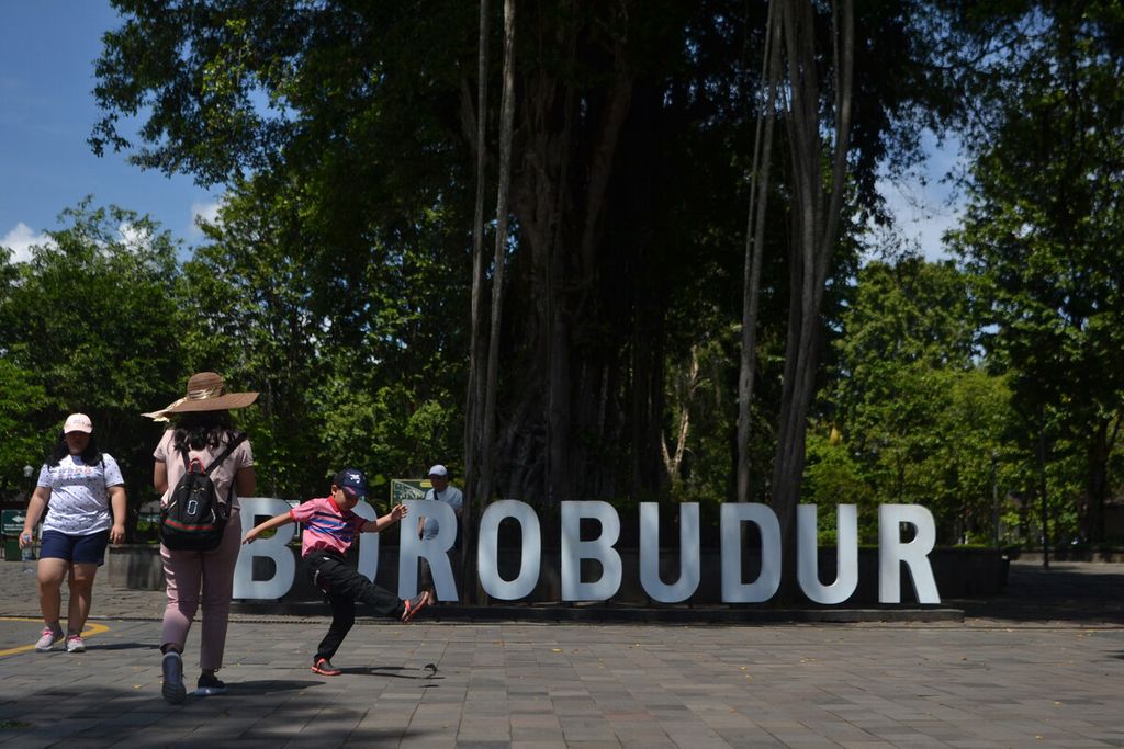 Wisatawan mengunjungi Candi Borobudur di Kabupaten Magelang, Jawa Tengah, Jumat (31/1/2020). Wabah virus <i>corona</i> di sejumlah negara tidak berdampak signifikan terhadap kunjungan wisata di Candi Borobudur. 