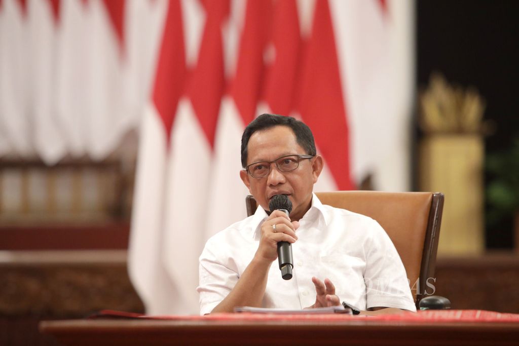 Menteri Dalam Negeri Tito Karnavian menjawab pertanyaan wartawan terkait pencabutan PPKM di Istana Negara, Jakarta, Jumat (30/12/2022). 