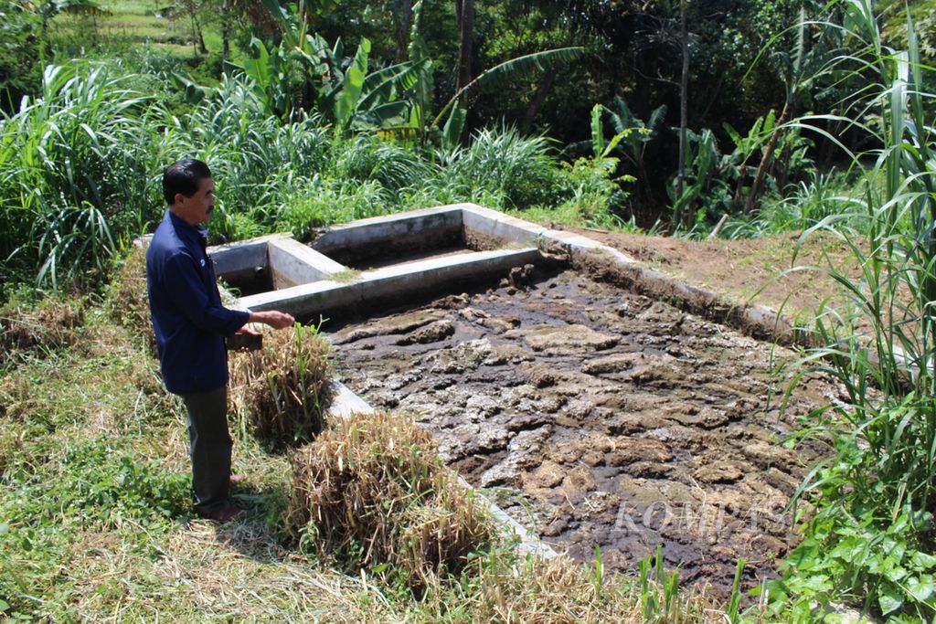 Ketua 1 Koperasi Produsen Karya Nugraha Jaya Udir Sudirja menunjukkan tumpukan kotoran ternak sisa pengolahan limbah di Kecamatan Cigugur, Kabupaten Kuningan, Jawa Barat, Rabu (7/8/2024). 