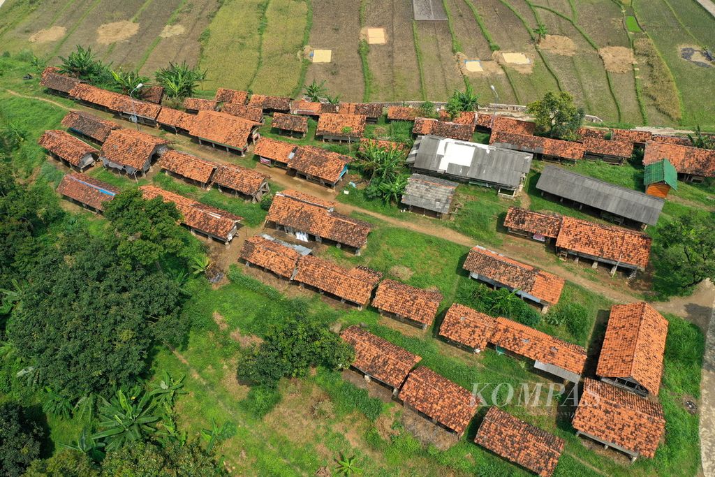 Foto udara kandang domba yang letaknya berjauhan dengan hunian warga di Desa Cibuntu, Kecamatan Pasawahan, Kabupaten Kuningan, Jawa Barat, Kamis (2/5/2024). Ada 1.200 domba di desa tersebut, sedangkan jumlah warganya hanya 996 jiwa.