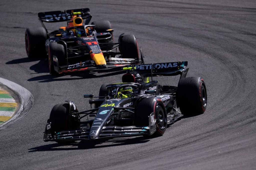 Pebalap Mercedes, Lewis Hamilton, dibuntuti pebalap Red Bull, Sergio Perez, saat balap Formula 1 seri Brasil di Interlagos, Senin (6/11/2023) dini hari WIB. Performa buruk Mercedes membuat Hamilton hanya finis kedelapan.