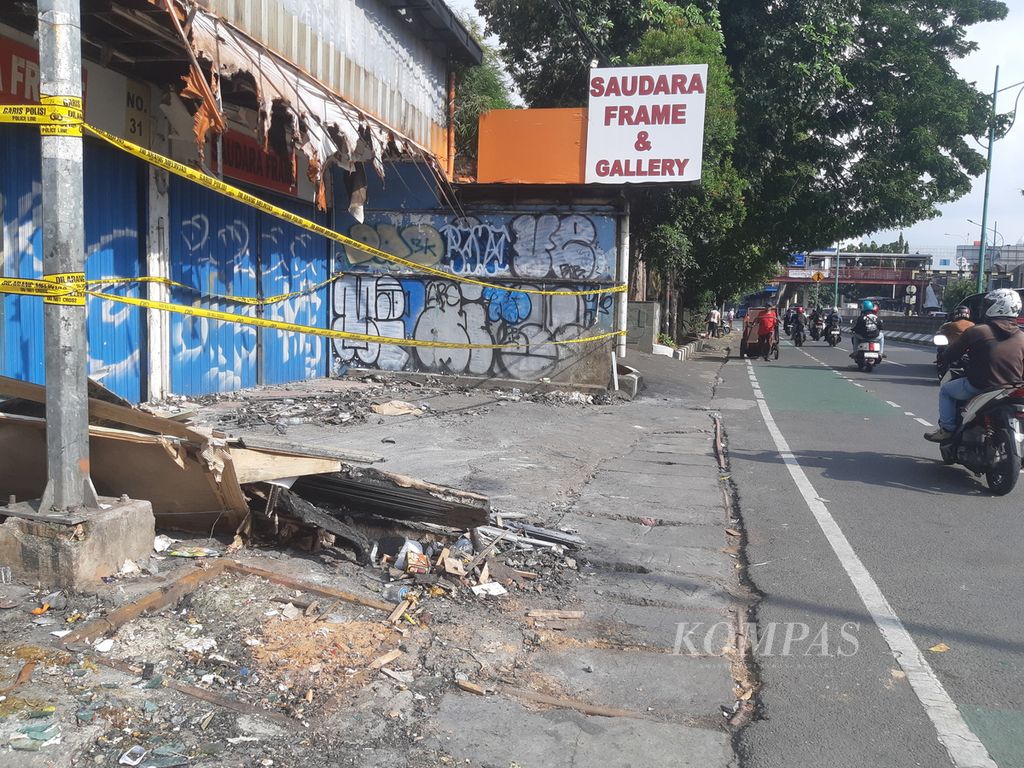 Situasi terakhir di toko Saudara Frame &amp; Gallery di Kecamatan Mampang Prapatan, Jakarta Selatan, Sabtu (20/4/2024). Bangunan ini terbakar pada Kamis (18/4/2024). Akibat kejadian ini, 12 orang menjadi korban, 7 di antaranya tewas.