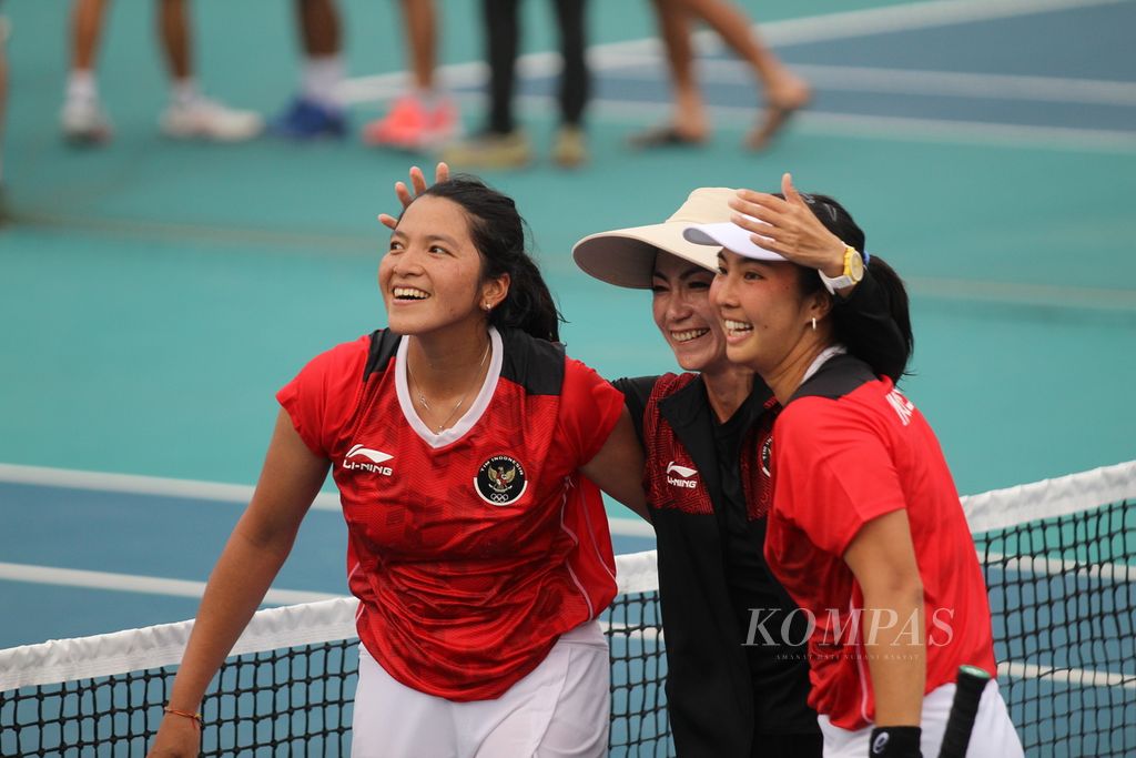 Petenis Indonesia, Aldila Sutjiadi dan Jessy Rompies, meluapkan kegembiraan bersama Wynne Prakusya usai mengalahkan ganda putri asal Thailand dua set langsung pada SEA Games Kamboja di Morodok Techo National Stadium, Selasa (9/5/2023). 