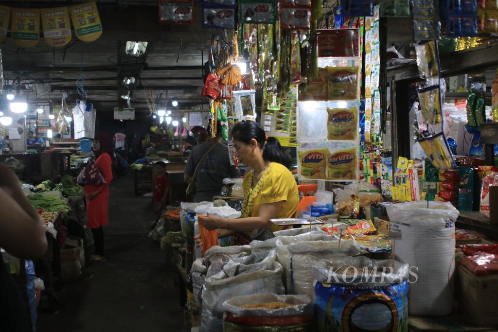 Masyarakat berbelanja kebutuhan pokok di Pasar Petisah, Medan, Sumatera Utara, Jumat (16/2/2024). Harga beras dan kebutuhan pokok lainnya naik dalam dua pekan terakhir. 
