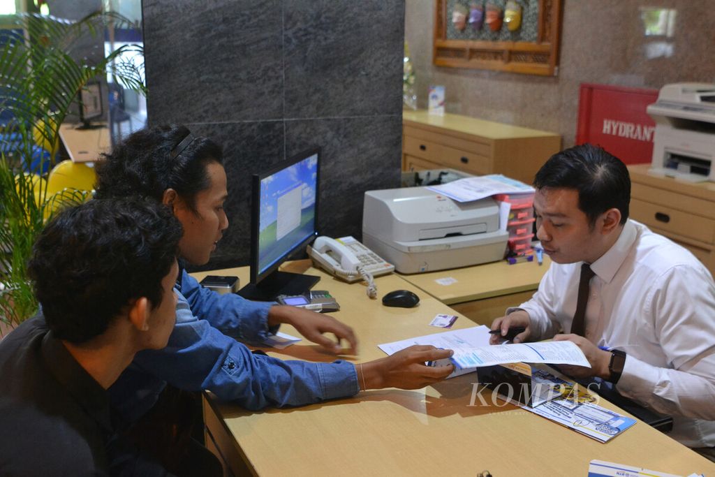 Mahasiswa mengurus pengambilan beasiswa Bidik Misi di Bank BTN, Yogyakarta, Selasa (4/2/2020).