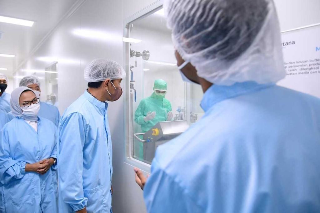 Presiden Joko Widodo meninjau fasilitas pabrik biofarmasi PT Etana Technologies Indonesia di Pulogadung, Jakarta, Jumat (7/10/2022). Pabrik ini memungkinkan vaksin dalam platform mRNA diproduksi di Indonesia.