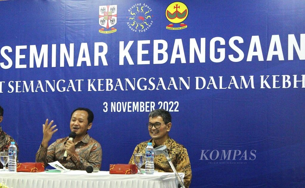 Pendiri Nurcholish Madjid Society, Budhy Munawar Rachman (kanan), menghadiri seminar Merawat Semangat Kebangsaan dan Kebinekaan pada peringatan Lustrum VII SMA Kolese Gonzaga-Seminari Wacana Bhakti Jakarta, Kamis (3/11/2022).