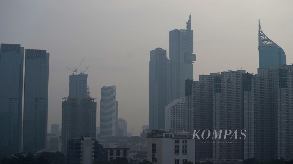 Polusi udara di kawasan Tanah Abang, Jakarta Pusat, Minggu (30/4/2023). Seiring pulihnya aktivitas publik, dari gas buang kendaraan hingga beroperasinya pabrik, membuat polusi udara semakin memenuhi langit Ibu Kota. 