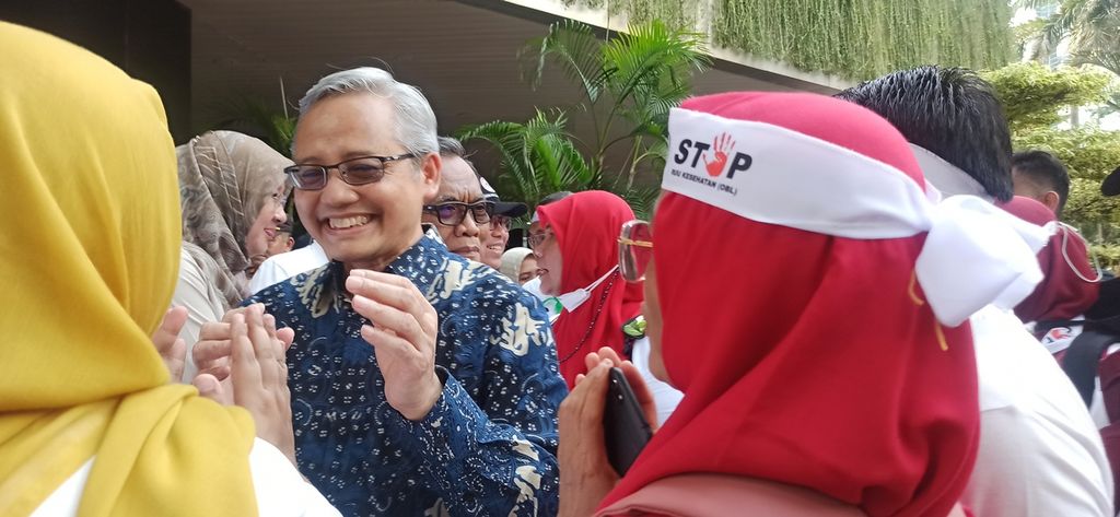 Sekretaris Jenderal Kementerian Kesehatan Kunta Wibawa Dasa Nugraha menyapa sejumlah perwakilan aksi damai tenaga kesehatan dan tenaga medis di halaman kantor Kementerian Kesehatan di Jakarta, Senin (8/5/2023).