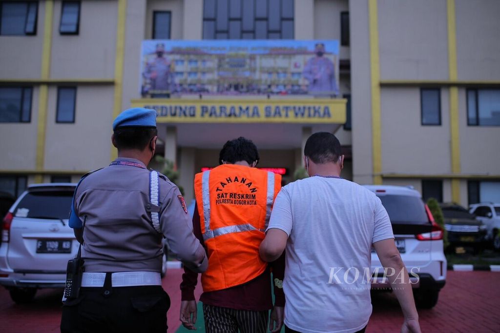 Polisi menangkap pelaku utama RA (18), tujuh jam setelah melakukan aksi kekerasan kepada RM (18) yang tewas di sekitar Taman Palupuh, Kamis (7/10/2021) malam, di sekitar Taman Palupuh, Tegal Gundil, Bogor Utara.