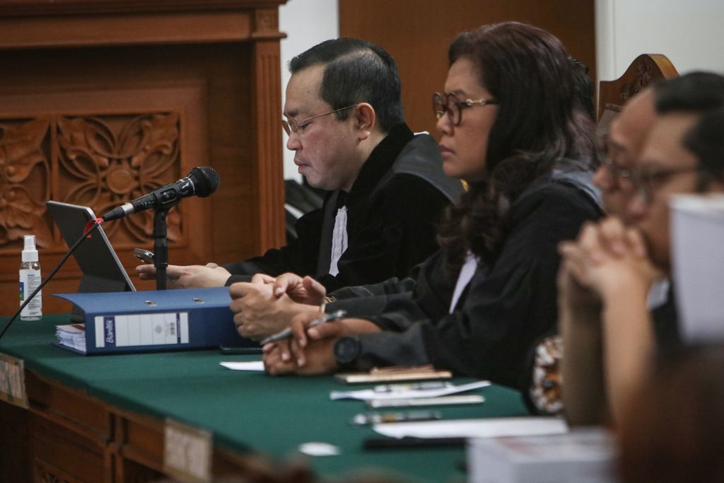 Tim kuasa hukum terdakwa Ferdy Sambo mengikuti sidang di Pengadilan Negeri Jakarta Selatan, Selasa (24/1/2023). Pengadilan Negeri Jakarta Selatan kembali menggelar sidang lanjutan kasus pembunuhan berencana terhadap Nofriansyah Yosua Hutabarat atau Brigadir J dengan terdakwa Ferdy Sambo. Pada sidang ini, terdakwa Ferdy Sambo dan tim kuasa hukumnya membacakan nota pembelaan atau pleidoi setelah dituntut pidana penjara seumur hidup oleh jaksa penuntut umum. 