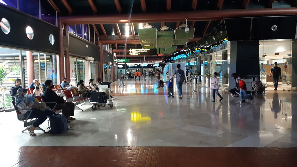 Para penumpang duduk di ruang tunggu di Bandara Soekarno-Hatta yang masih melayani penerbangan komersial, Jumat (24/4/2020), hingga pukul 23.59.
