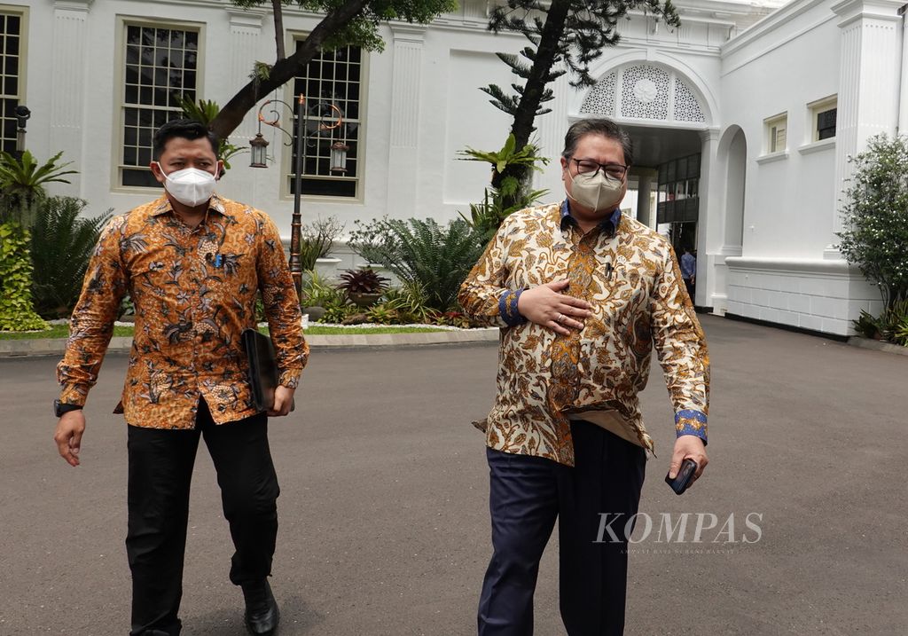 Menteri Koordinator Bidang Perekonomian Airlangga Hartarto (kanan) ditemui di Istana Kepresidenan, Jakarta, Selasa (13/9/2022).