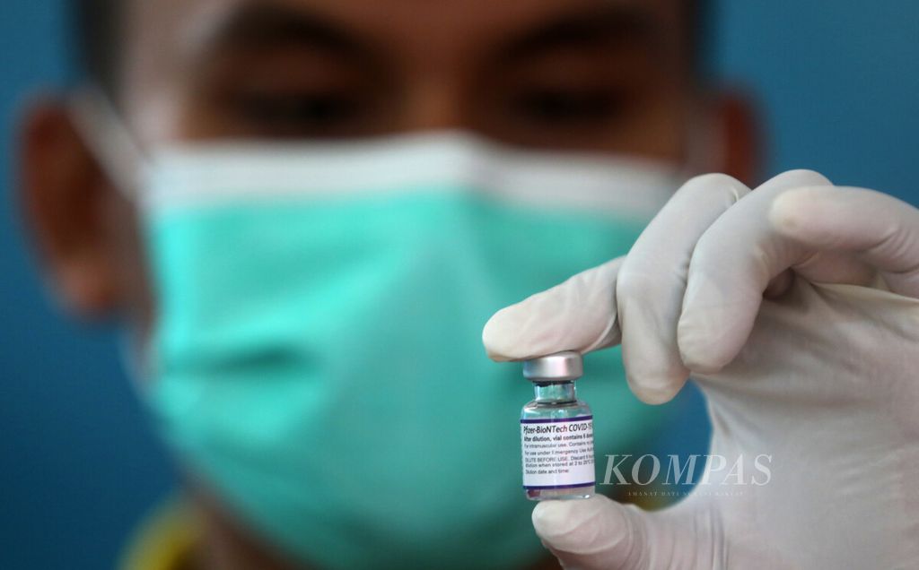 Petugas kesehatan menyiapkan <i>vial </i>vaksin Pfizer untuk penguat (<i>booster</i>) di Kantor Kecamatan Senen, Jakarta, Kamis (20/10/2022). Sentra vaksin tersebut menyediakan tujuh vial vaksin untuk dosis kedua ataupun penguat.