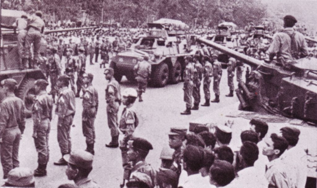 Iring-iringan kendaraan pembawa jenazah tujuh pahlawan revolusi tiba di Taman Makam Pahlawan Kalibata, Jakarta, (5/10/1965)