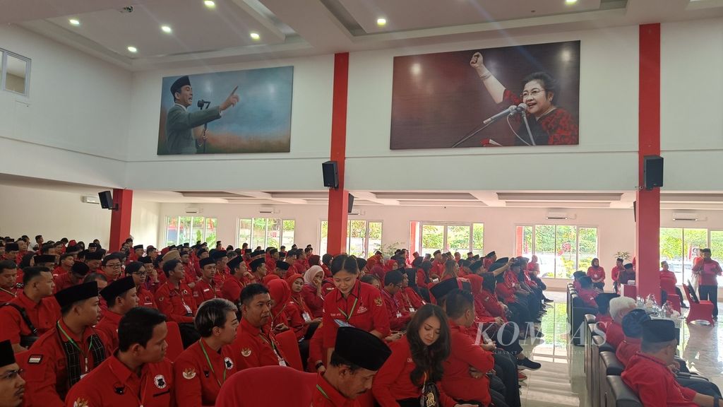Kader dan bakal calon anggota legislatif saat menghadiri Rapat Kerja Daerah III PDI-P Provinsi Banten, di Serang, Banten, Minggu (10/9/2023).