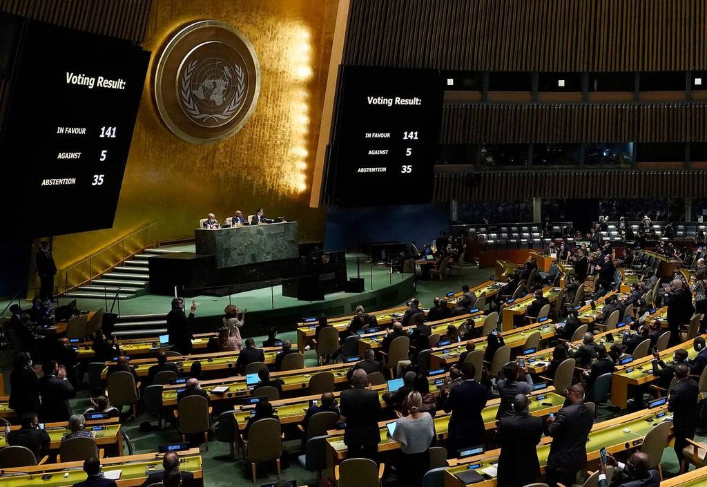 Para delegasi bertepuk tangan dalam sesi sidang darurat Majelis Umum PBB di Markas Besar PBB, New York, AS, Rabu (2/3/2022), setelah resolusi yang mengecam keras serangan Rusia ke Ukraina diadopsi. 