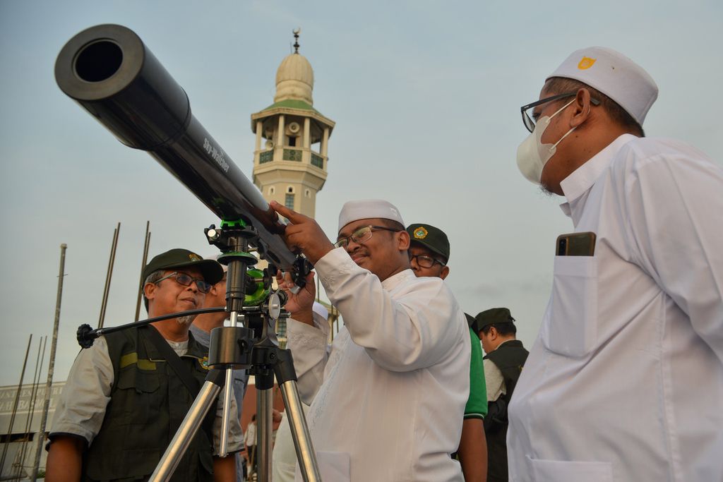 Petugas mengarahkan teleskop ke titik pengamatan hilal di Masjid Al-Musyari’in, Jalan Basmol Raya, Jakarta Barat, Rabu (22/3/2023).